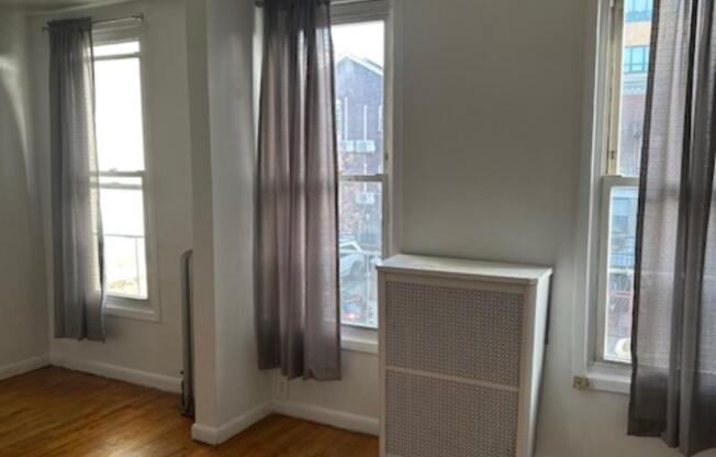 2 beds, 1 bath, $2,900, Unit 2