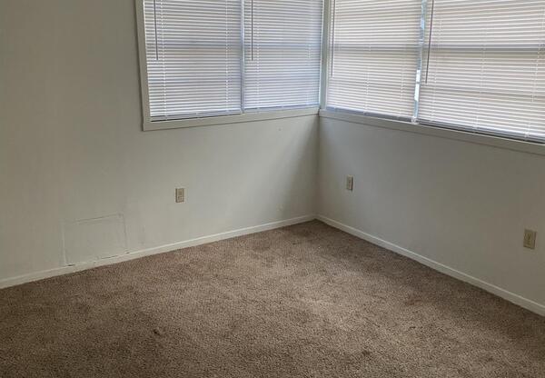 3 beds, 1 bath, $950