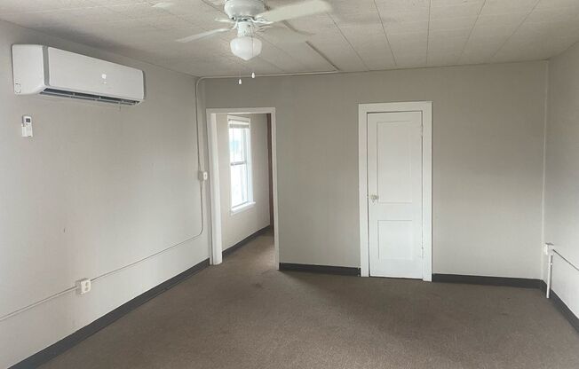 1 bed, 1 bath, 650 sqft, $625, Unit 1200 n broadway B / upstairs apt