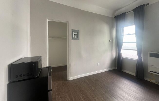 Alex Court Apartments - Apartments Now leasing in Los Feliz...CALL NOW!