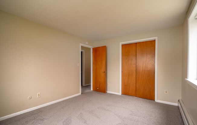 2 beds, 1 bath, $975, Unit 5-A