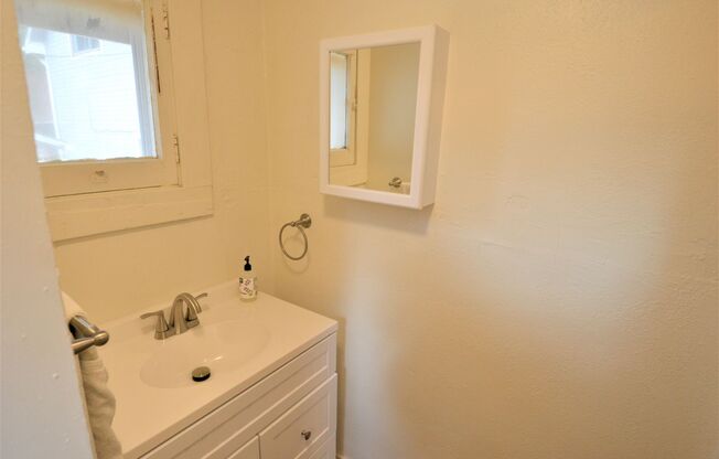 3 beds, 1 bath, $5,025, Unit 879