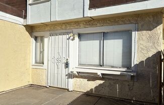 Charming 2 bedroom townhome in Phoenix!