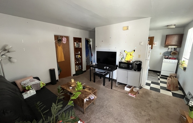 156 W 8 AVE