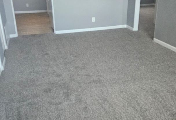 2 beds, 1 bath, 750 sqft, $1,070, Unit B10 1011 10