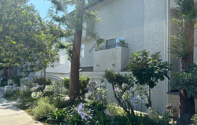 Spacious-Bright 3 Bedroom 2.5 Two story Bathroom Condo