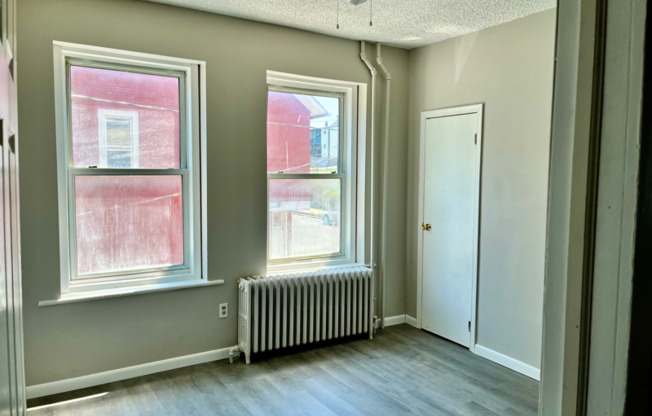 1137 E 3 ST