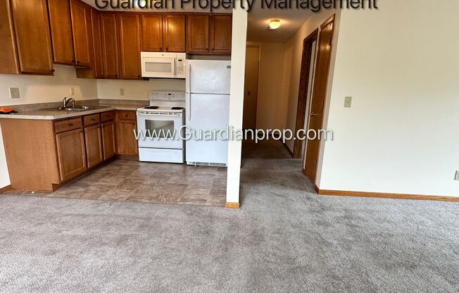 Longfellow Top Floor Apartment, Blocks From Light Rail, Free Fiber Internet, 1 Parking Space, Video Walk Through, One Month Free