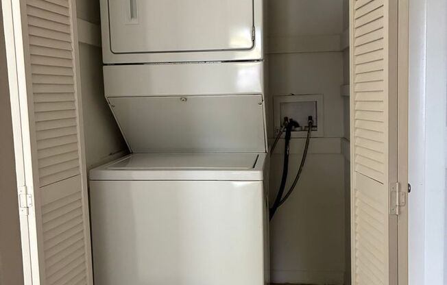 2 beds, 1 bath, 900 sqft, $1,770, Unit 00 - O- 3