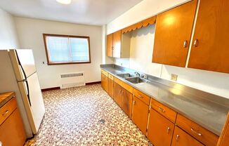 2 beds, 1 bath, $1,100, Unit 1 A