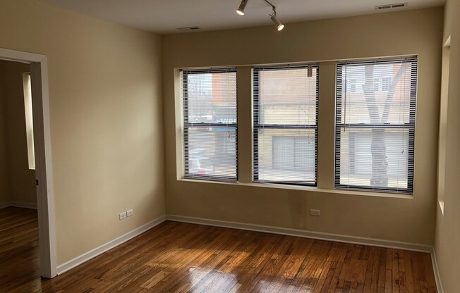 2 beds, 1 bath, $1,800, Unit 4750 #2E