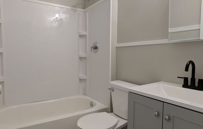 Move-In Special! Freshly Updated Southampton 1 Bedroom