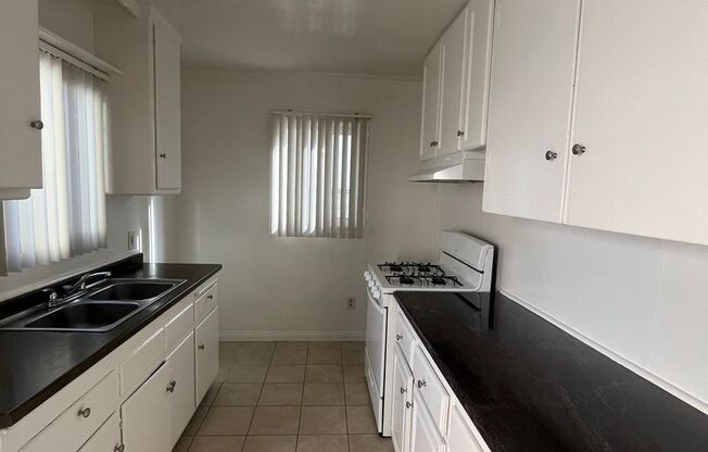 2 beds, 1 bath, $2,350, Unit 01