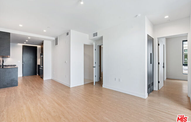 2 beds, 2 baths, 835 sqft, $4,700, Unit 533
