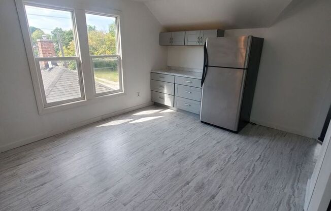 2 beds, 1 bath, $995, Unit 3