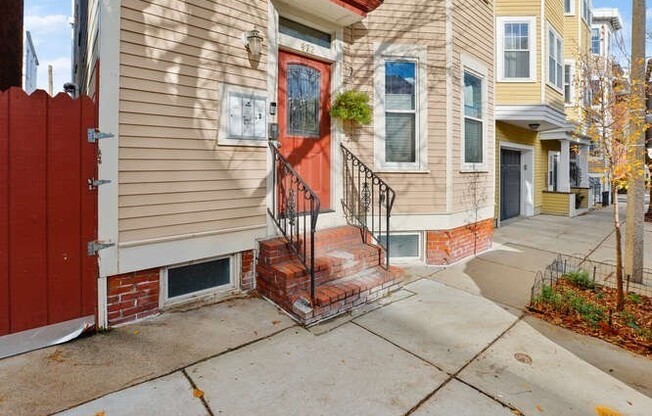 472 E 3 ST