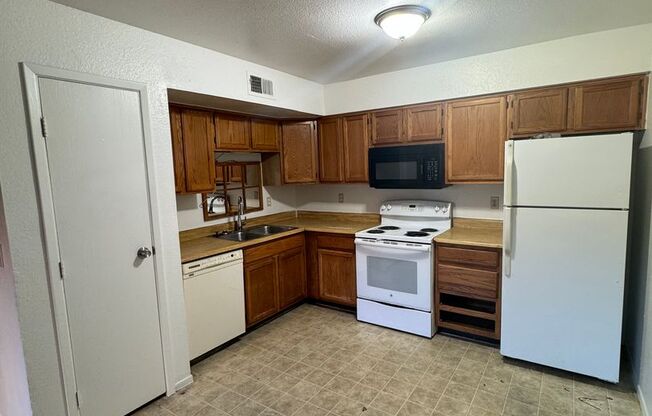 3 beds, 2 baths, 1,078 sqft, $1,695, Unit #4