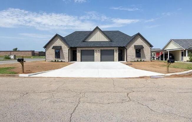 2 EMERALD CT