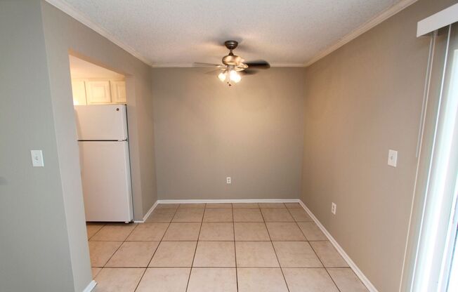 AVAILABLE NOW! Gorgeous 2/1 Condo located in front of UCF!