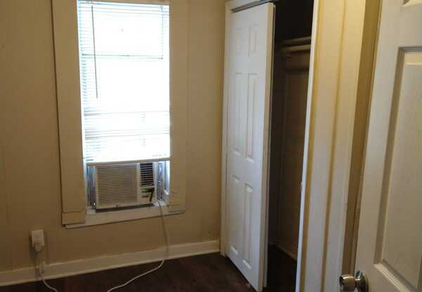 3 beds, 1 bath, 950 sqft, $950