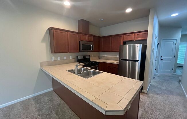 Move in by 12/19 and get 2 weeks free in January! Well-Maintained Townhome in Desirable SW Portland