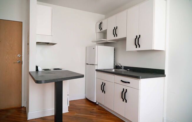 Studio, 1 bath, 255 sqft, $1,100, Unit 840-211