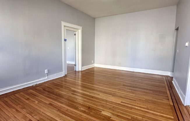 1 bed, 1 bath, $1,100, Unit 2206 Roslyn Ave Unit 5