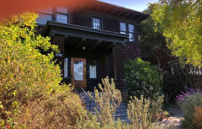 Big bedroom in cozy Single Family House walking distance to the Berkeley Campus. Gustavo Lopez AMSI