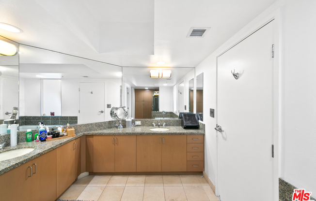 2 beds, 2.5 baths, 1,878 sqft, $11,990, Unit 1701