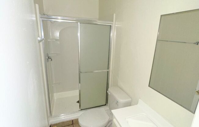 2bd/1ba in North Hills with parking!
