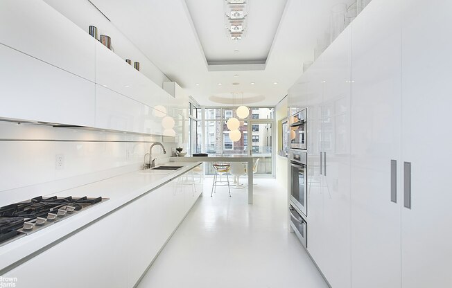 314 W 92 ST