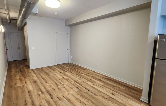 Studio, 1 bath, 431 sqft, $995, Unit Unit 303