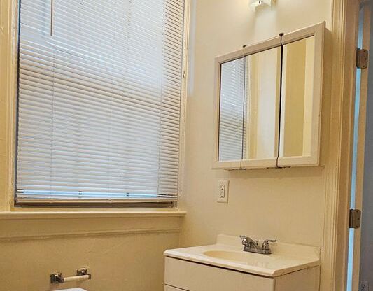3 beds, 2 baths, 1,100 sqft, $1,915, Unit 105