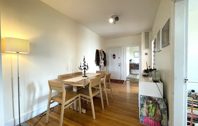 2 beds, 1 bath, 880 sqft, $2,900, Unit 51
