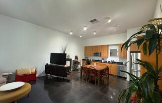 7 EALING LN