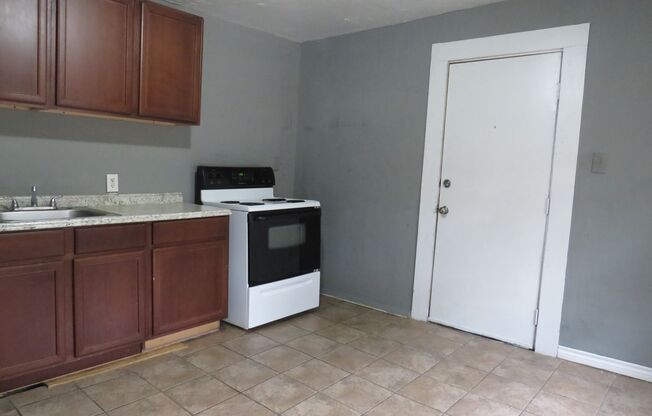 2 beds, 1 bath, $750, Unit MAIN HOUSE