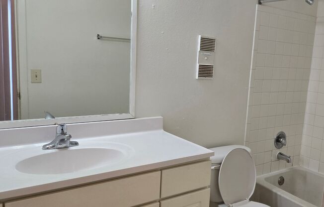 1 bed, 1 bath, 745 sqft, $1,050, Unit 5852 Shoreland Trail