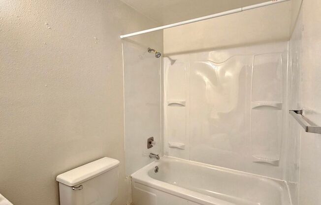 2 beds, 1 bath, 594 sqft, $1,095, Unit 32