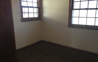 3 beds, 1 bath, $995, Unit 4