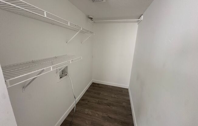 2 beds, 1 bath, 800 sqft, $1,600, Unit 9210-10