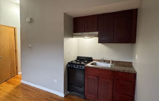 1 bed, 1 bath, 500 sqft, $990, Unit 4