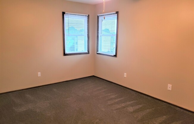 2 beds, 1 bath, 820 sqft, $970, Unit 4400 Wyndsor Terrace Building 5 #31