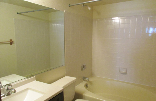 2 beds, 2 baths, 1,020 sqft, $1,900, Unit 921 S Zeno Way