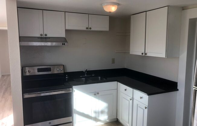 Cozy 2BR/1BA Dade City Home w/Private Porch on a Large Lot, Ceramic Tile Floors