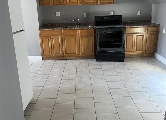 3 beds, 1 bath, 900 sqft, $1,550, Unit 3L