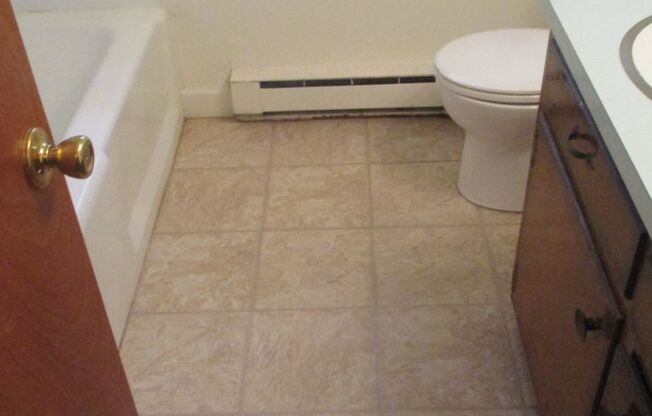 2 beds, 1 bath, 903 sqft, $1,140, Unit H-5