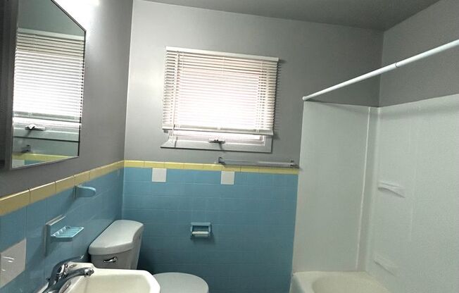 2 beds, 1 bath, $825, Unit 7023