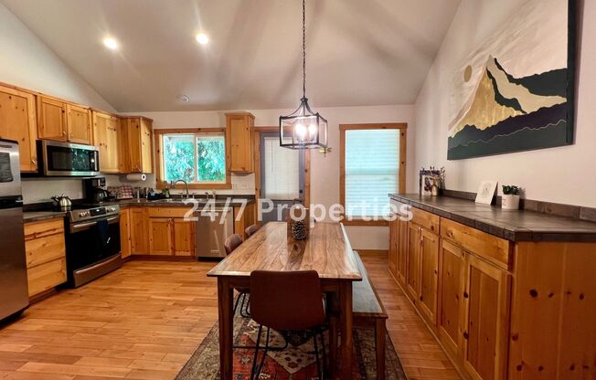 Mountain Cabin Home - 3BD 2BA in Rhododendron!