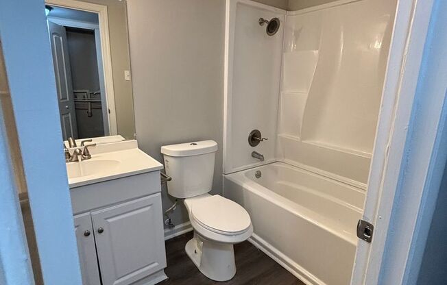 2 beds, 2 baths, 1,040 sqft, $850