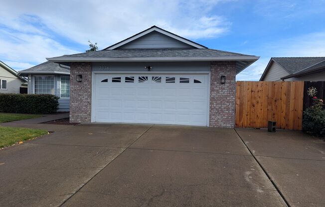 Single Level Three Bedroom Keizer Home - Ridgemont 7036